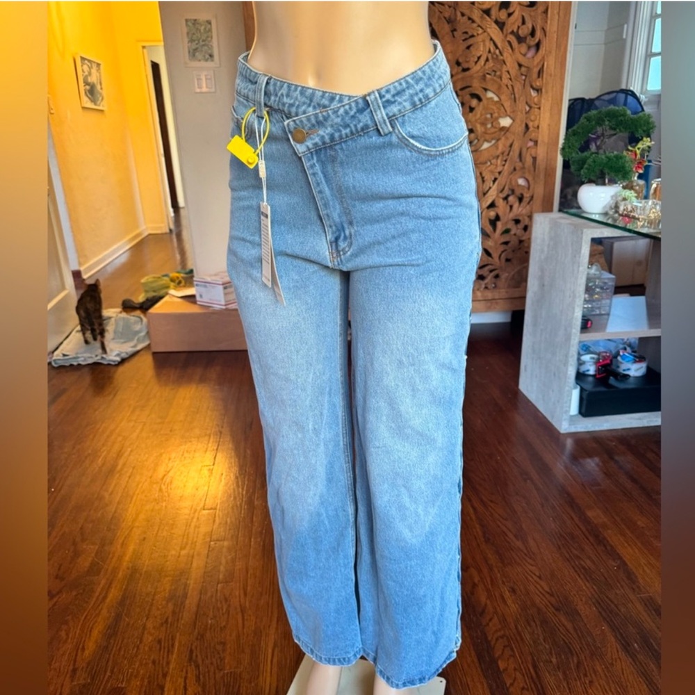 NWT criss cross front closure cut out straight leg blue jeans with pearl detail